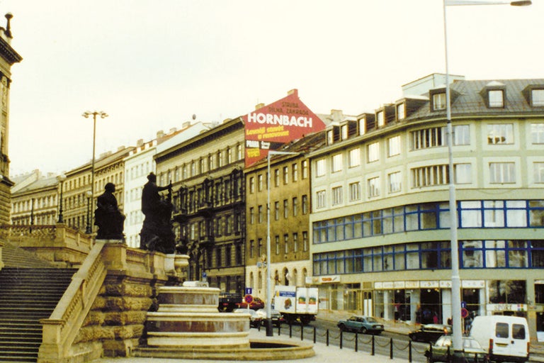 Pohled na město s reklamou Hornbach na budově