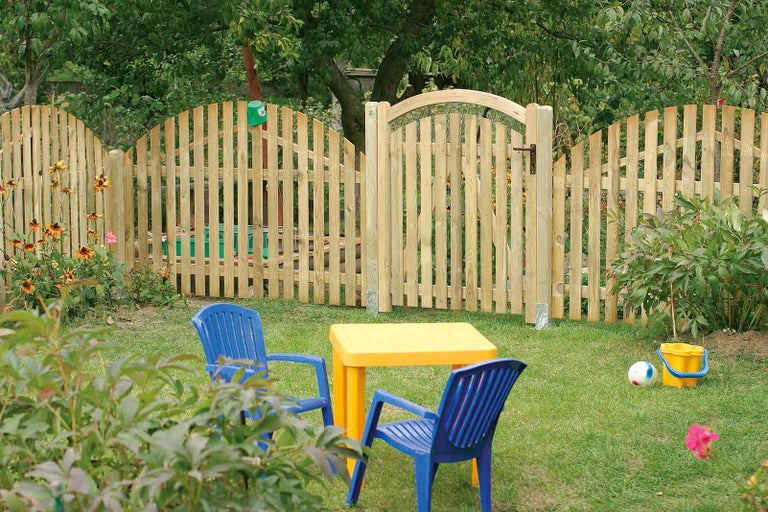 Dřevěný plot s brankou a dětským posezením na zahradě