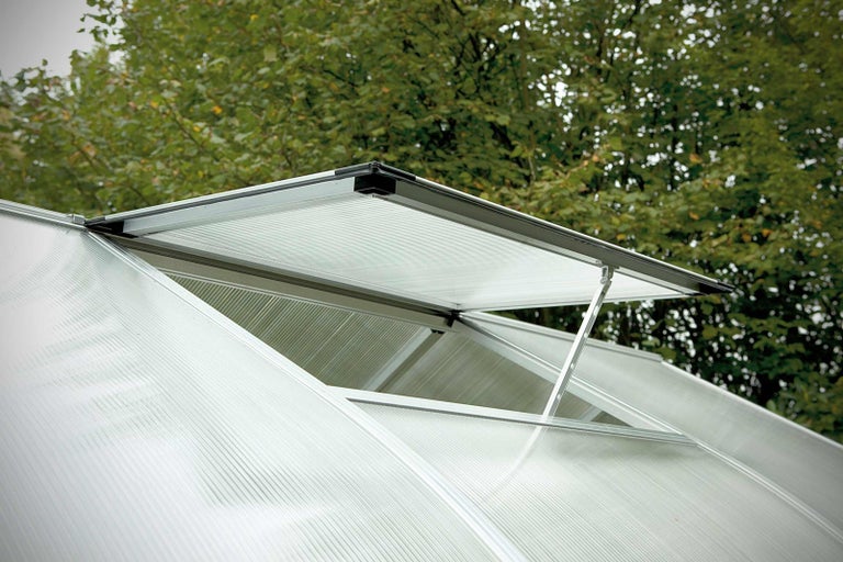 Skleníkové okno pro větrání s průhledným materiálem a kovovým rámem