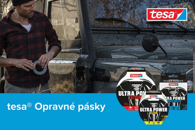 Muž opravuje auto pomocí opravné pásky Tesa; na obrázku logo Tesa a opravné pásky Tesa.