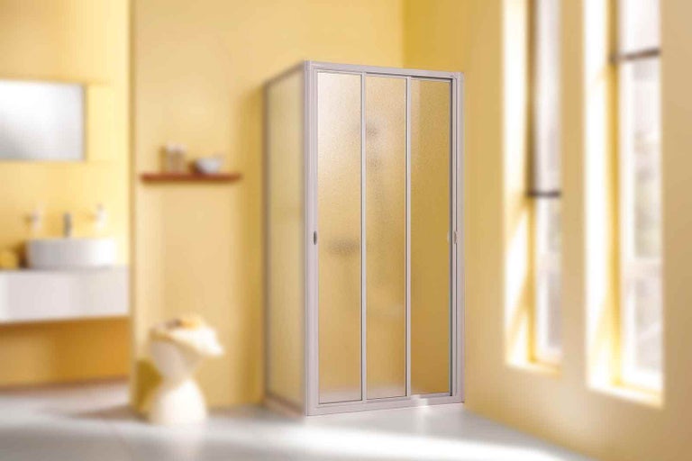 Sprchový kout s posuvnými dveřmi v koupelně