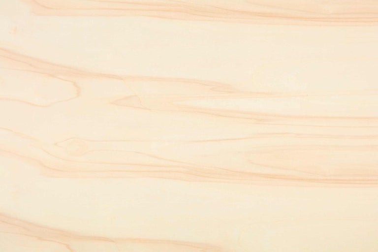 Světlá dřevěná deska s kresbou