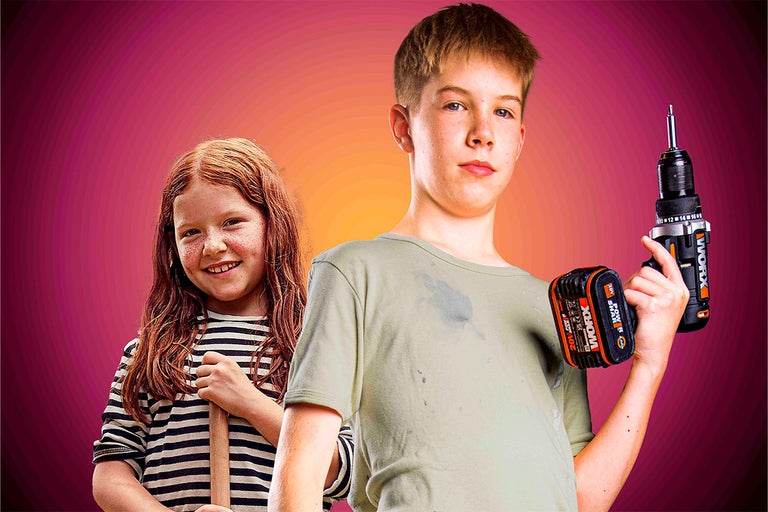 Chlapec drží akumulátorový šroubovák značky Worx, zatímco dívka vedle něj stojí se zahradním nářadím.