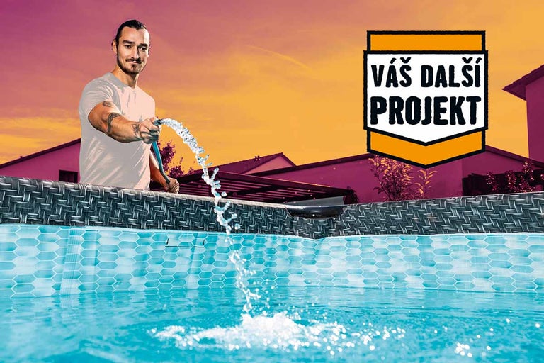 Muž napouští nadzemní bazén vodou ze zahradní hadice na zahradě. Pečeť Váš další projekt.