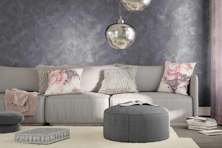 Obývací pokoj s pohovkou, polštáři a dekorativní stěnou