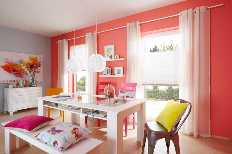 Světlá jídelna s jídelním stolem, židlemi, závěsnými svítidly, komodou a okenními dekoracemi, jako jsou záclony a plisované žaluzie