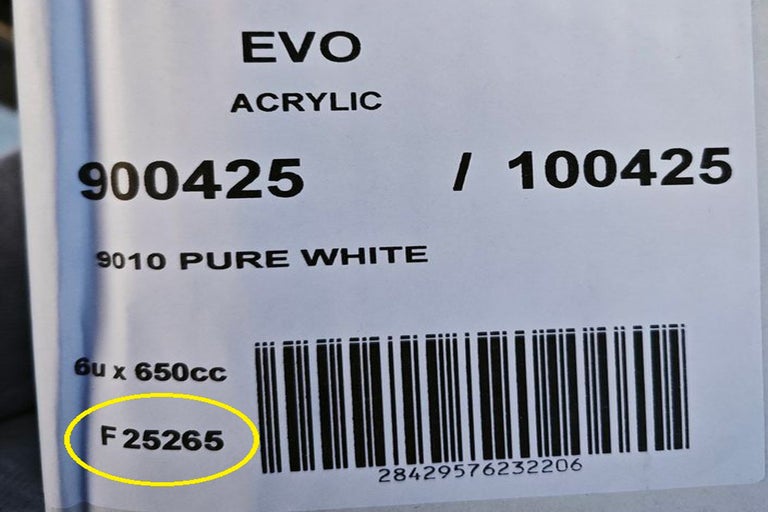 Produktový štítek pro EVO Akryl, barva 9010 Čistě bílá, obsah šestkrát 650 centimetrů krychlových, zvýrazněný kód F 25265.