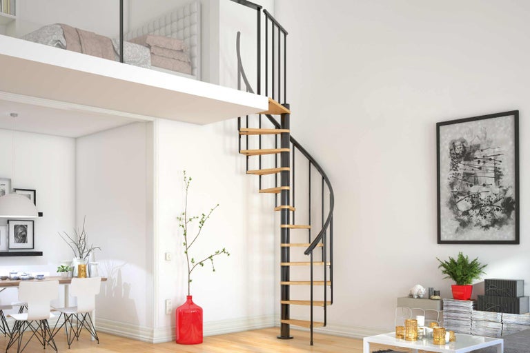 Interiérový snímek obývacího pokoje s kovovým a dřevěným točitým schodištěm vedoucím do galerie