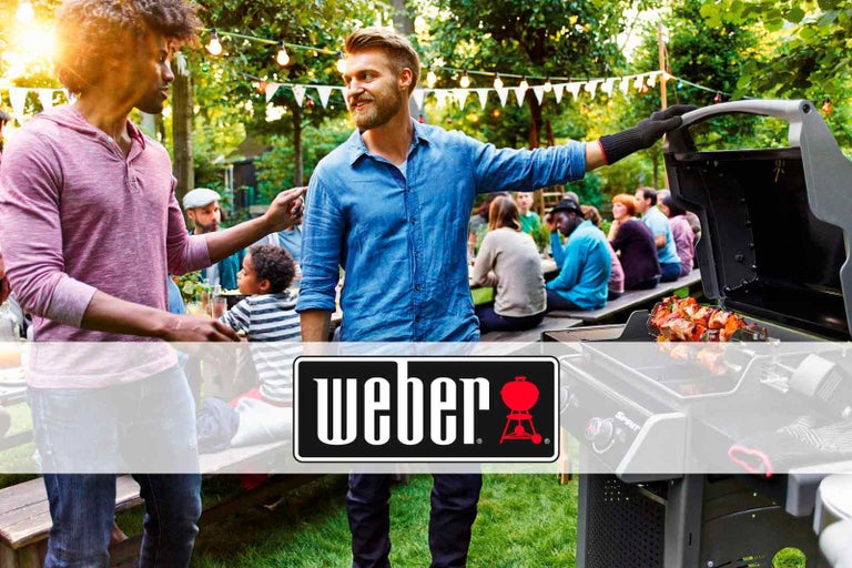 Dva muži grilují na grilu Weber s hosty v pozadí. Logo Weber