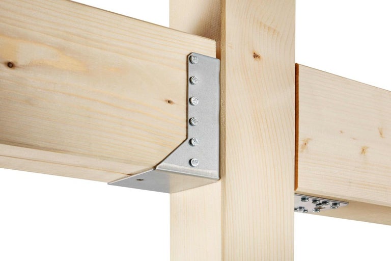 Dřevěná konstrukce s kovovým úhelníkem pro zpevnění spoje