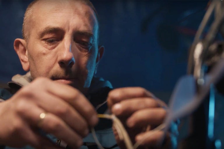 Muž pracuje s kabely.