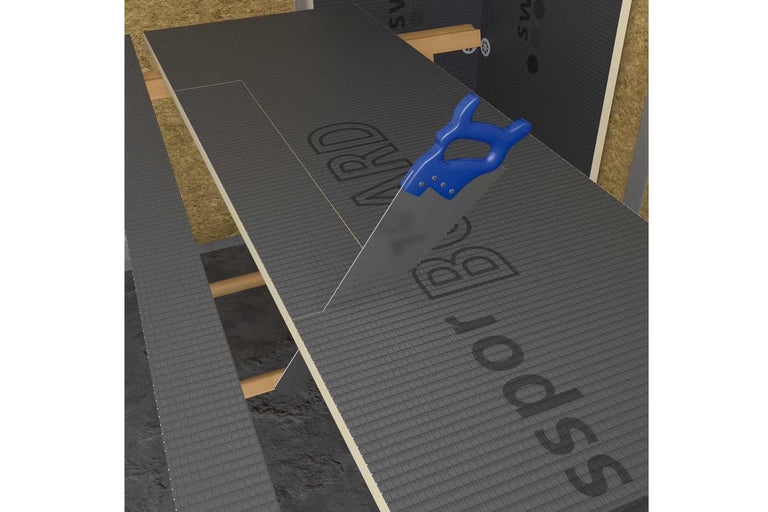 Ruční pila řeže konstrukční desku Jackoboard z polystyrenové tvrdé pěny pro suchou výstavbu nebo rekonstrukci koupelny.