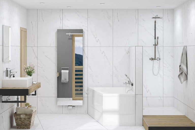 Koupelna s bílými mramorovými obklady, umyvadlem, vanou a sprchou