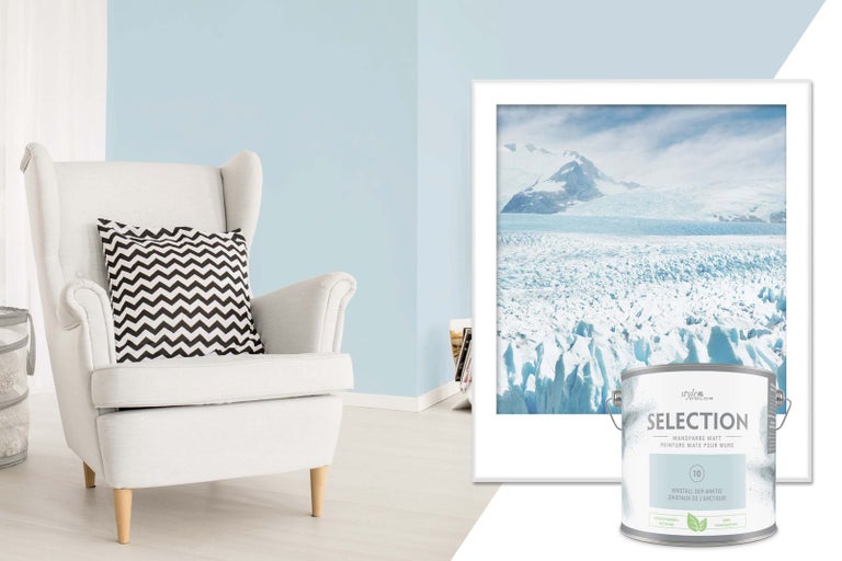 Obývací pokoj s křeslem, barva na stěny ve světlém odstínu a plechovka barvy na stěny Style Color Selection