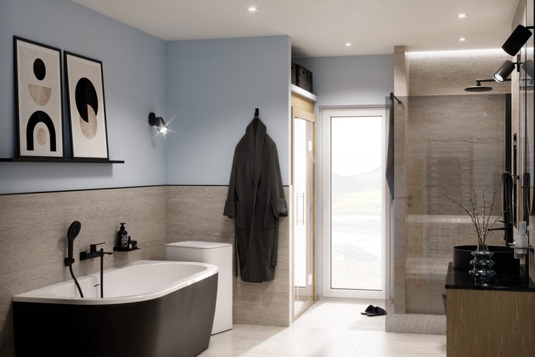 Koupelna s vanou, umyvadlem, sprchou a doplňky