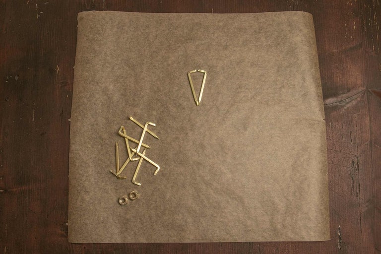 Šroubováky, kolíky a podložky na papíře