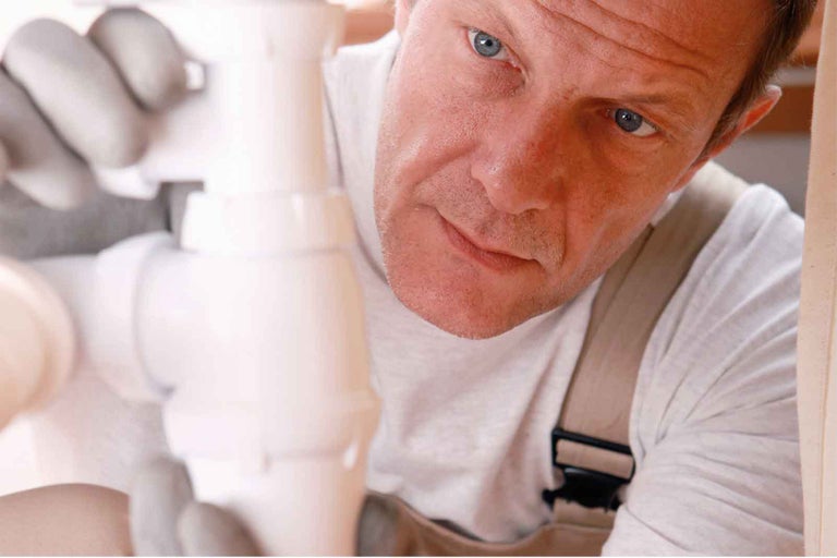 Ucpaný odpad zvládnete vyřešit sami. 5 způsobů čištění a rady instalatérů