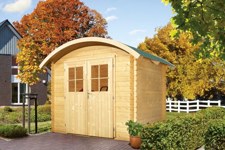 Dřevěný zahradní domek s dvoukřídlými dveřmi a zelenou střechou na podzimním pozadí