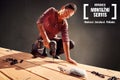 Žena pracuje s akumulátorovým šroubovákem na dřevěné terase. Montážní servis Hornbach.