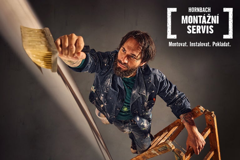 Řemeslník na žebříku maluje zeď; Montážní servis Hornbach