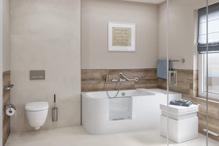 Bezbariérová koupelna s vanou se dveřmi, toaletou a umyvadlem