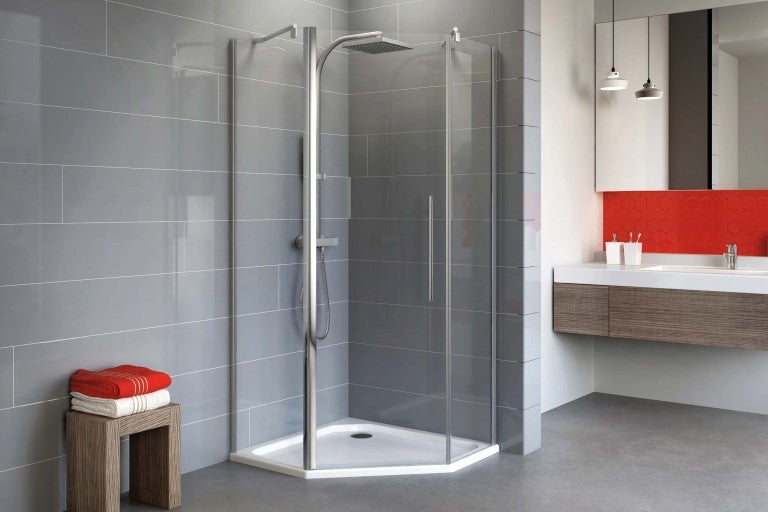 Rohová sprcha se sprchovou vaničkou v koupelně