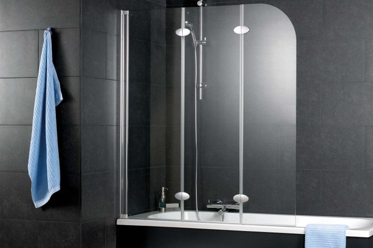 Skleněná vanová zástěna v koupelně