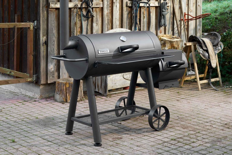 Černý gril TENNEKER BBQ Smoker s úložnými prostory a kolečky