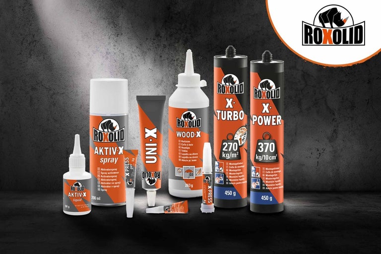 Různá lepidla a příslušenství od společnosti Roxolid, včetně lepidla na dřevo, aktivačního spreje a montážního lepidla