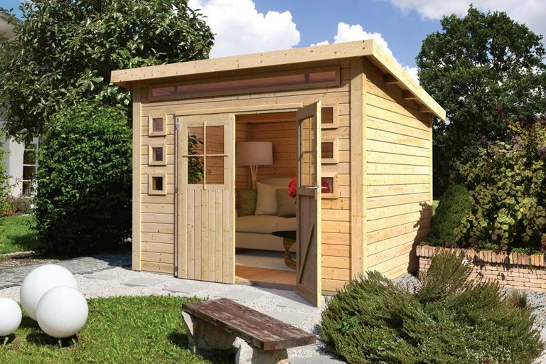 Dřevěný zahradní domek s otevřenými dvoukřídlými dveřmi a okny