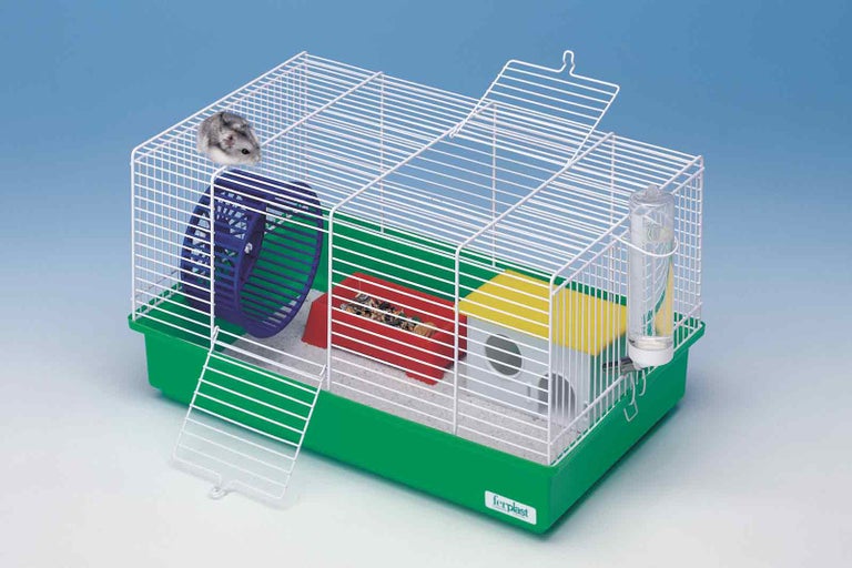 Klece pro křečky s běžeckým kolečkem, krmítkem, domkem a lahví na pití a také s křečkem