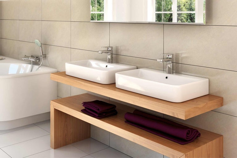 Koupelna s dvojitým umyvadlem, dřevěnými prvky a vanou