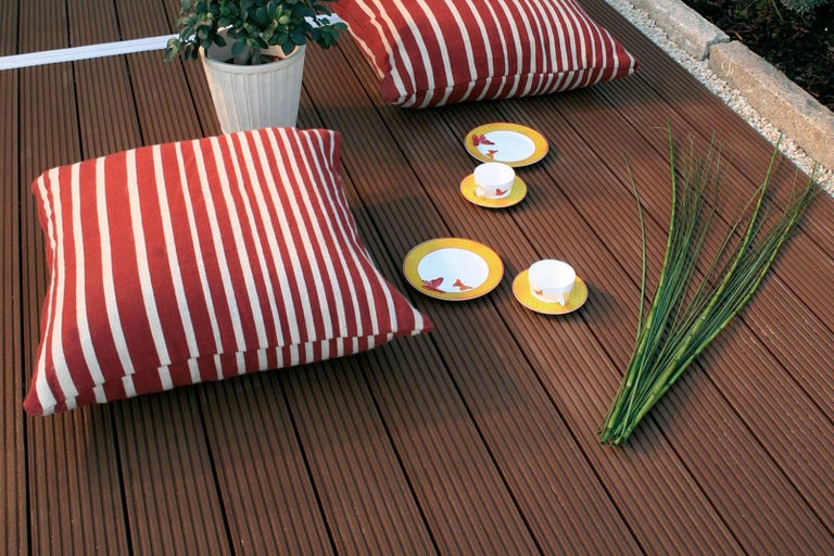 Terasa s polštáři, nádobím a dekorací