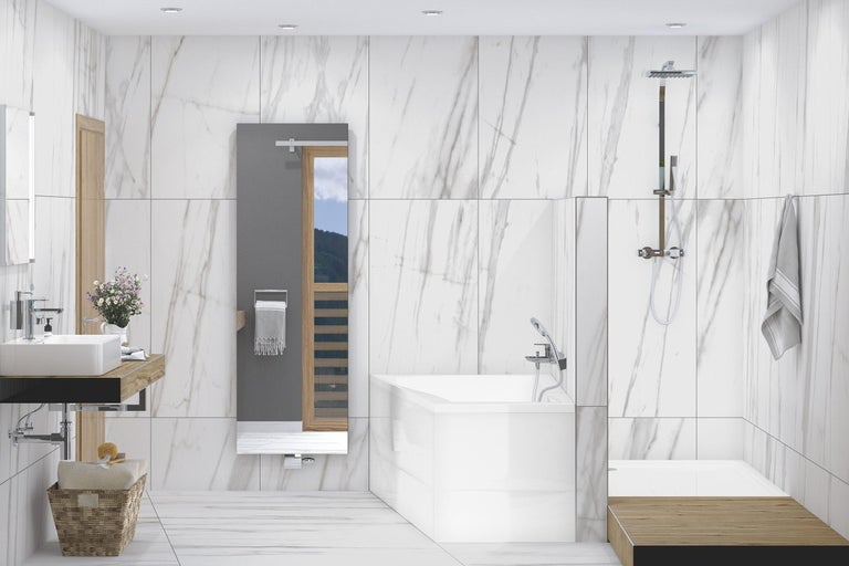 Koupelna s vanou, umyvadlem a mramorovými obklady