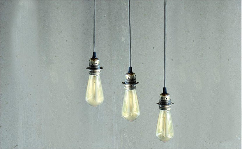 Tři Edisonovy žárovky visí ze stropu, osvětlení