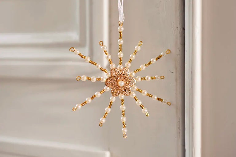 Dekorativní vánoční hvězda s perličkami a přívěskem