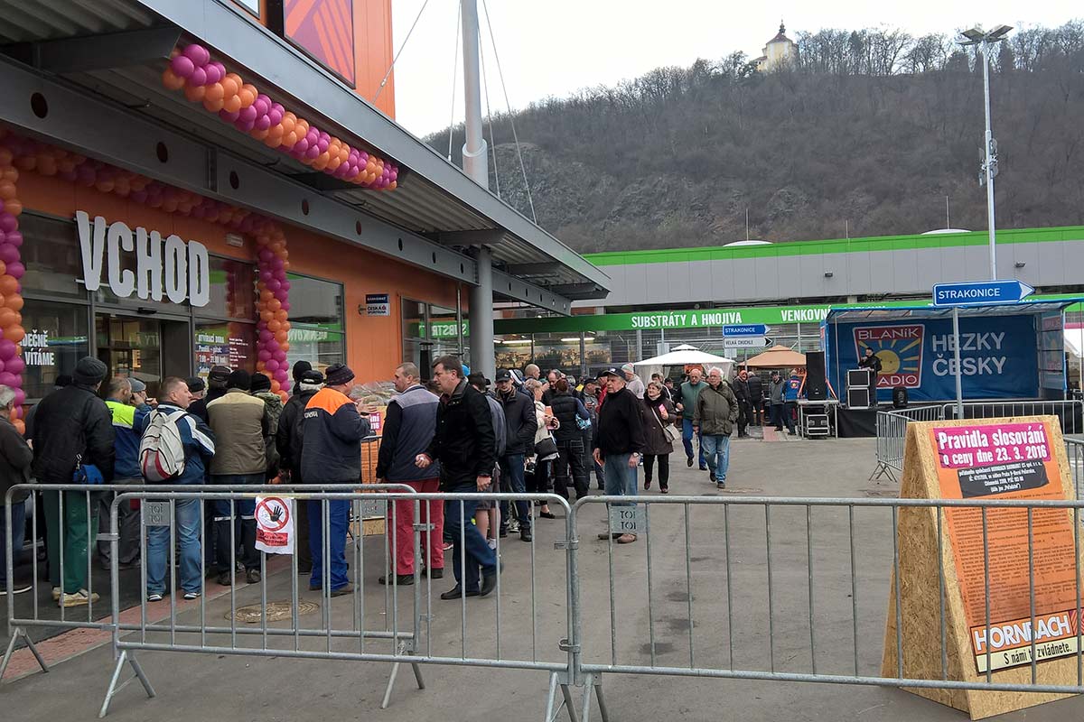 Exteriér hobbymarketu Hornbach se zákazníky před vchodem
