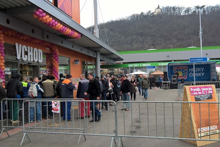 Exteriér hobbymarketu Hornbach se zákazníky před vchodem