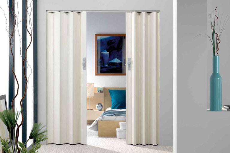 Pokojové dveře se skládacím mechanismem v otevřeném stavu, pohled do ložnice