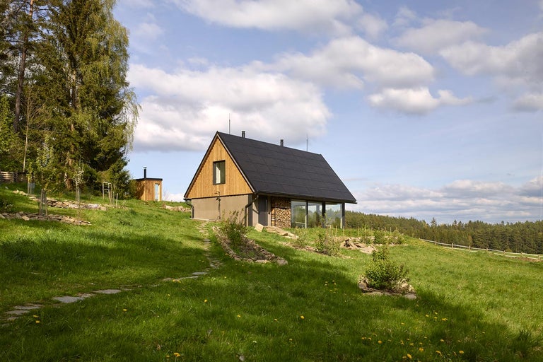 Moderní dům se solární střechou ve venkovském prostředí