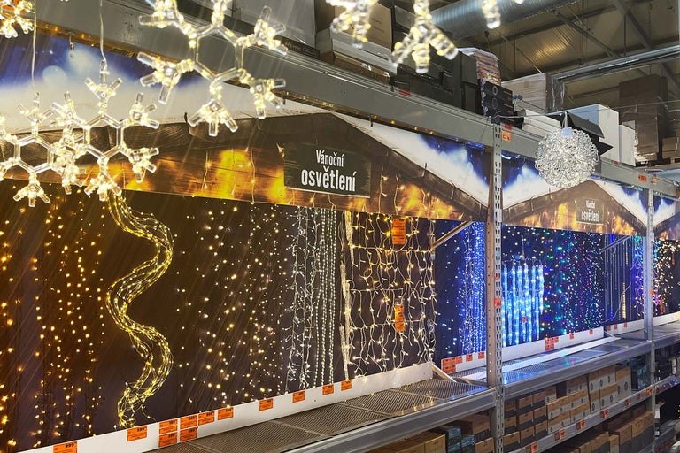 Regál s různými vánočními světly na výběr