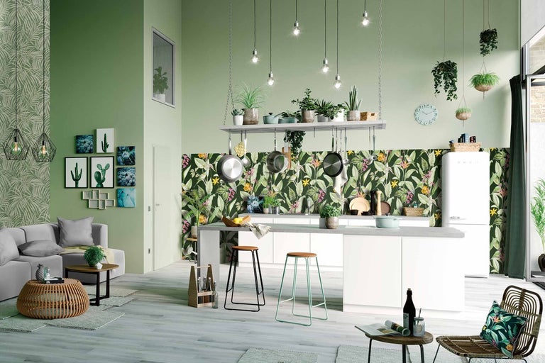 Světlý obývací prostor s kuchyňským koutem, posezením a tropickým designem stěn