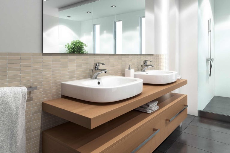 Koupelna s dvojitým umyvadlem a zrcadlem