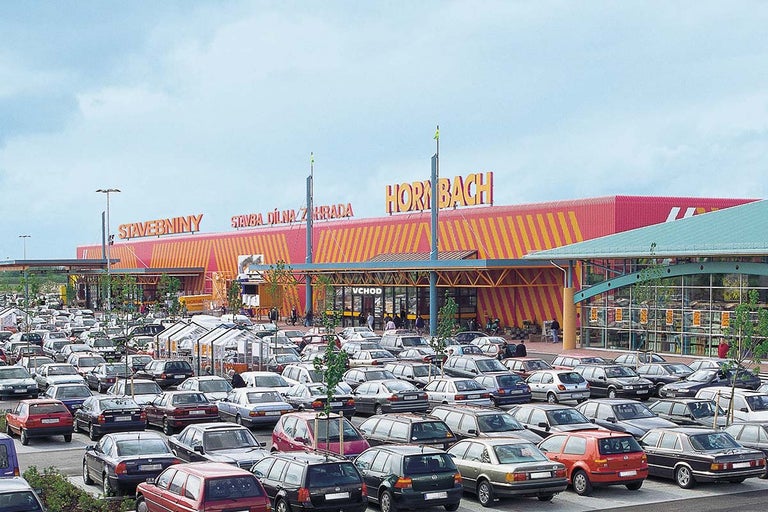Pohled na budovu hobbymarketu Hornbach s parkovištěm