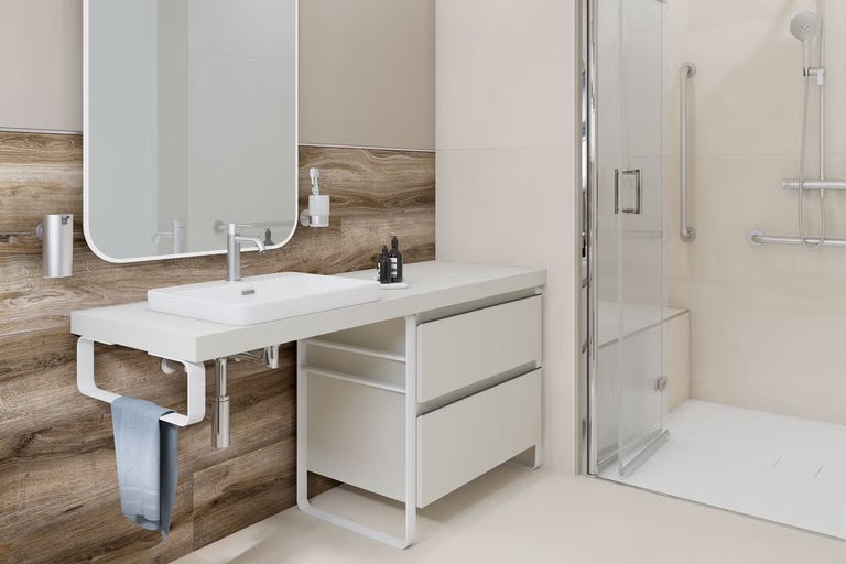 Koupelna s umyvadlem, zrcadlem a sprchovým koutem pro bezbariérové bydlení