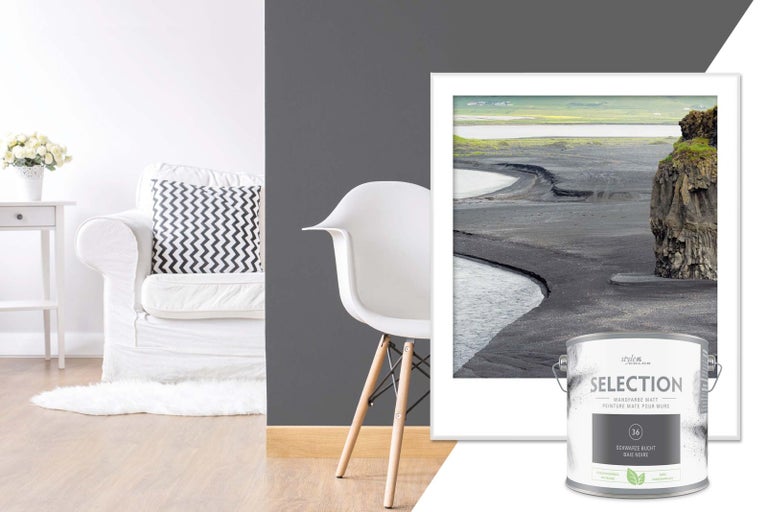 Obývací pokoj se šedou stěnou, bílým křeslem, židlí a plechovkou barvy Style Color Selection