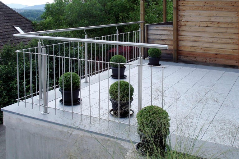 Terasa s nerezovým zábradlím a rostlinami v květináčích