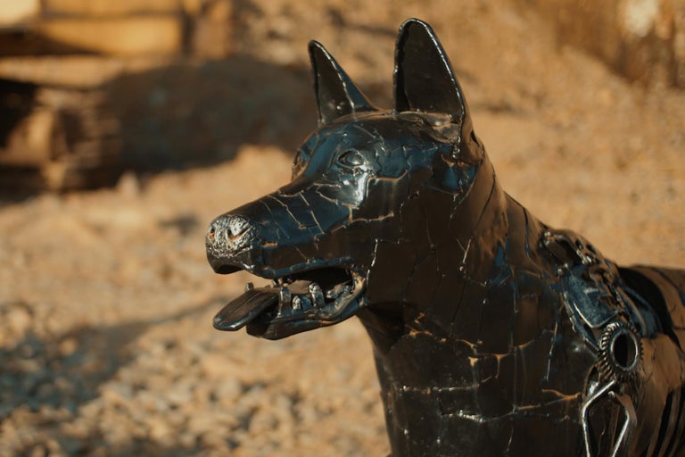 Dekorativní socha psa z kovu pro venkovní použití