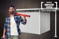 Muž drží vodováhu před zahradním domkem a propaguje montážní servis Hornbach.