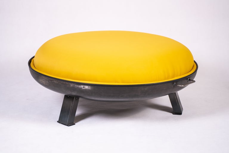 Stolička se žlutým polštářem a kovovým rámem